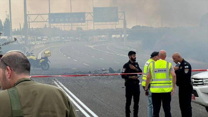 Fuerzas y equipos de primeros auxilios israelíes tras un ataque con cohetes en las afueras de Tel Aviv, 1 de octubre de 2024.