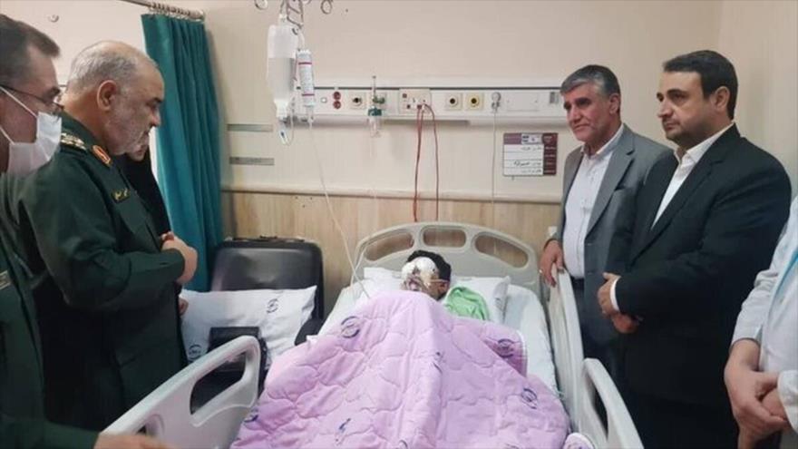 El general de división Hosein Salami, durante su visita a las víctimas del ciberataque israelí contra El Líbano, hospitalizadas en Mashad, 1 de octubre de 2024.