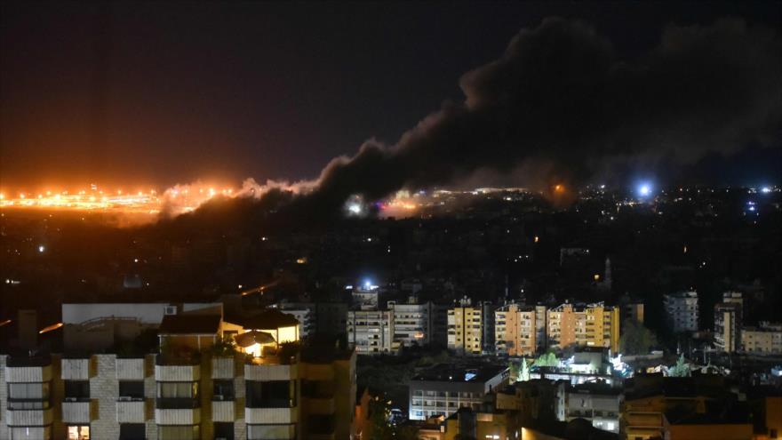 Humo se eleva desde el lugar de un ataque aéreo israelí que tuvo como objetivo un barrio en el suburbio sur de Beirut, 1 de octubre de 2024. (Foto: AFP)