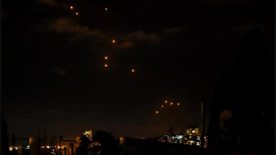 Esta imagen muestra misiles lanzados por Irán sobre Jerusalén, 1 de octubre de 2024. (Foto: AFP)