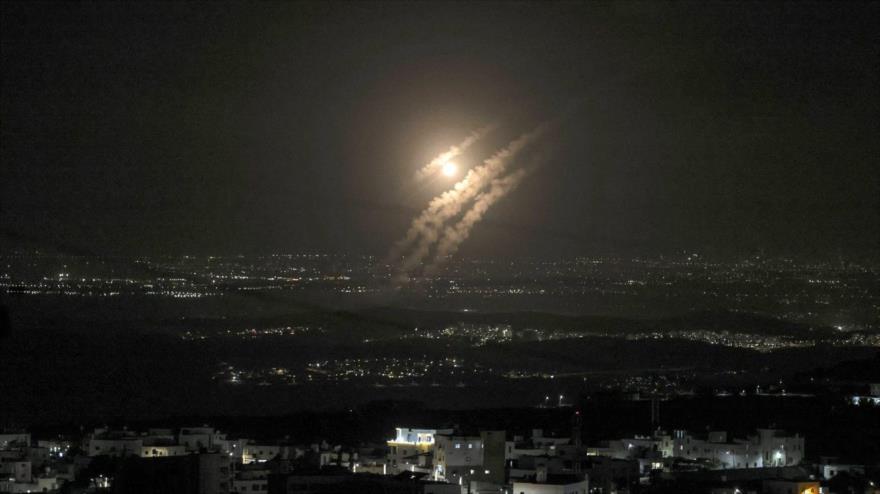 La fotografía tomada desde Cisjordania de Hebrón muestra proyectiles iraníes impactando la ciudad israelí de Ashdod,1 de octubre de 2024. (Foto: Getty Images)