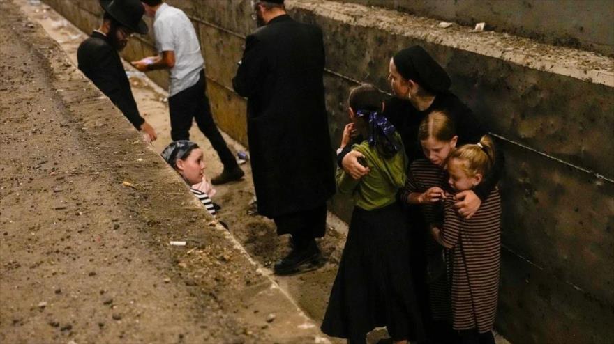 La gente se refugia mientras suena sirena de alerta aérea en los territorios ocupados, 30 de septiembre de 2024. (Foto: Reuters)