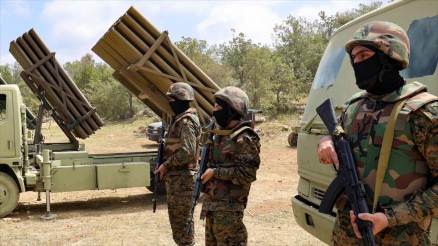 Combatientes de Hezbolá cerca de varios lanzacohetes en Aaramta, sur del Líbano, mayo de 2023. (Foto: AFP)