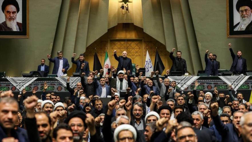 Los diputados del Parlamento iraní agradecen al Cuerpo de Guardianes por un ataque masivo con misiles sobre Israel, 2 de octubre de 2024.