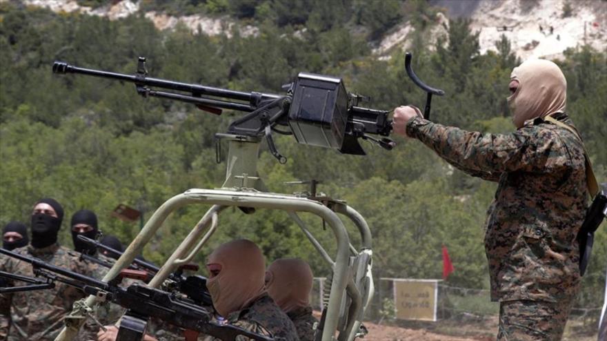 Los combatientes de Hezbolá participan en un ejercicio militar.