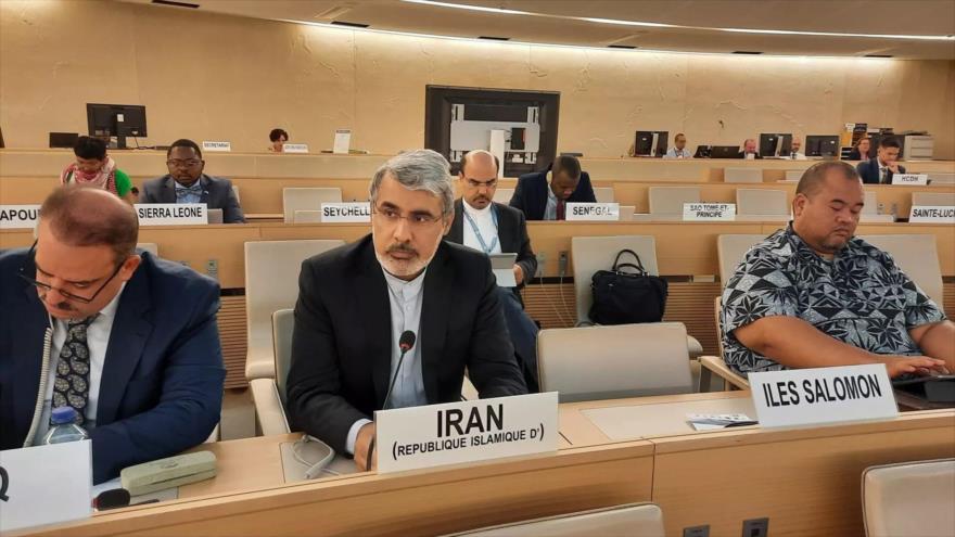 El representante permanente de Irán ante la Oficina de la ONU en Ginebra, Ali Bareiní, habla durante una sesión en Ginebra.