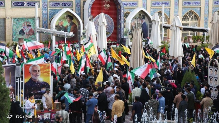 Pueblo del país persa celebran la represalia iraní ante Israel 