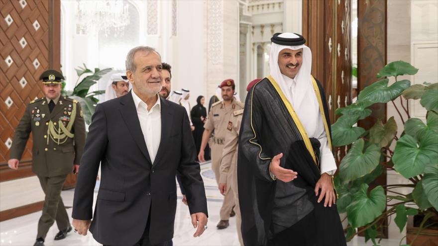 Presidente iraní, Msud Pezeshkian(izd.), y el emir catarí, el sheij Tamim bin Hamad Al Thani, Doha, Catar, 2 de octubre de 2024.