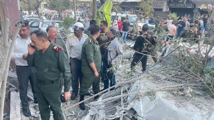 La gente acude al sitio bombardeado por el régimen de Israel en Al-Mezzeh, en el suroeste de Damasco, Siria, 2 de octubre de 2024.