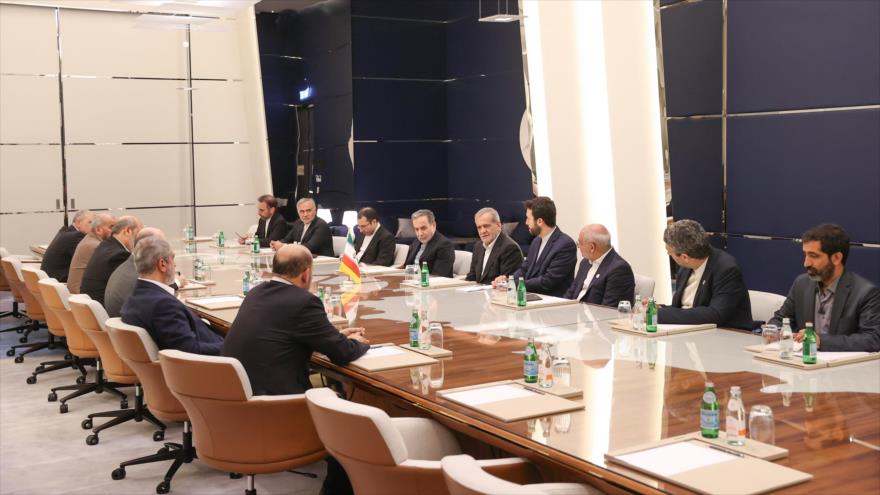 la delegación iraní encabezada por el presidente, Masud Pezeshkian, se reúne con miembros del Buró Político de HAMAS, en Doha, Catar, 2 de octubre de 2024.