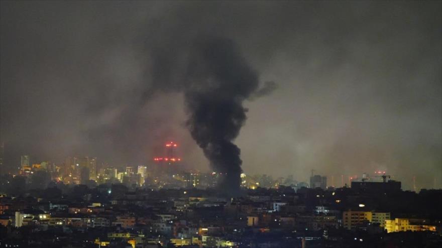 Lanza una columna de humo tras ataque israelí contra el suburbio de Dahiya, Beirut, capital de El Líbano, 4 de octubre de 2024.