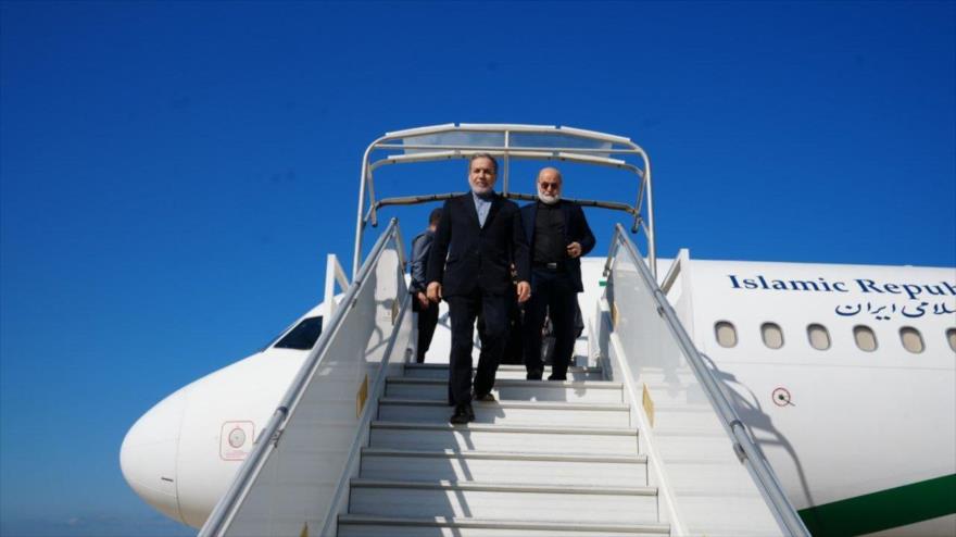 El canciller iraní, Seyed Abás Araqhchi, en su llegada a Beirut.