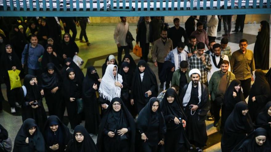 Miles de personas acuden a una ceremonia en Teherán en honor del exlíder de Hezbolá Seyed Hasan Nasralá, quien cayó mártir en un ataque israelí en Beirut.