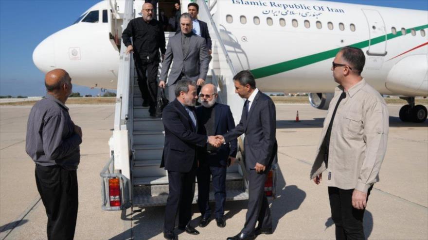 El canciller iraní, Seyed Abás Araqhchi, en su llegada a Beirut.
