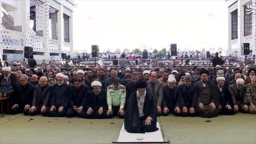 El Líder de la Revolución Islámica de Irán, el ayatolá Seyed Ali Jamenei, durante el rezo del viernes.