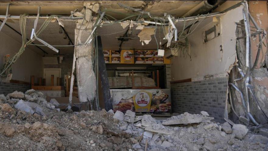 Un restaurante destruido tras el ataque israelí al campo de refugiados de Nur Shams en Cisjordania. (Foto: AP)