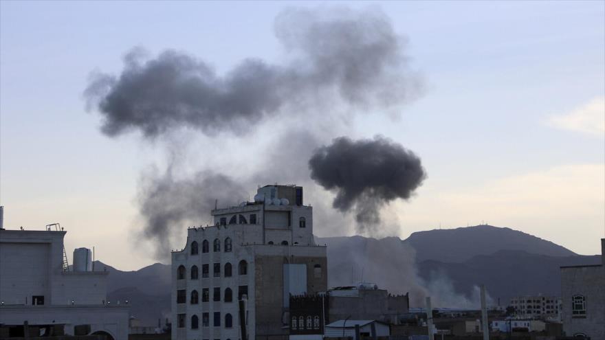 Columnas de humo se elevan después de ataques de cazas y buques estadounidenses contra Saná, la capital de Yemen, 4 de octubre de 2024. (Foto: AP)