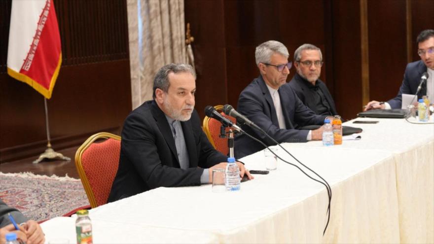 El canciller iraní, Abás Araqchi, durante una reunión con algunas élites y personalidades culturales, sociales y parlamentarias libanesas, 4 de octubre de 2024.
