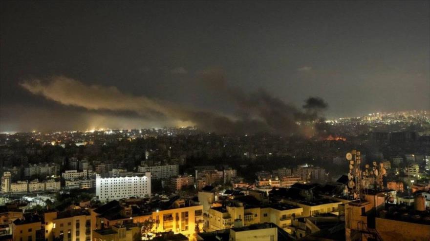 Columnas de humo se elevan tras un ataque aéreo del régimen israelí en Beirut, capital del Líbano, 4 de octubre de 2024.