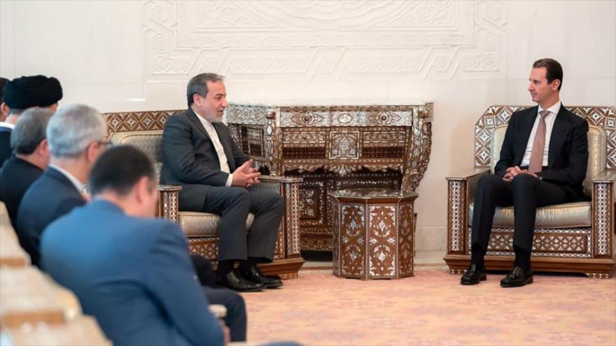 El canciller iraní, Abás Araqchi (izda.), reunido con el presidente sirio, Bashar al-Asad (dcha.), en Damasco, capital siria, 5 de octubre de 2024. (Foto: AFP)