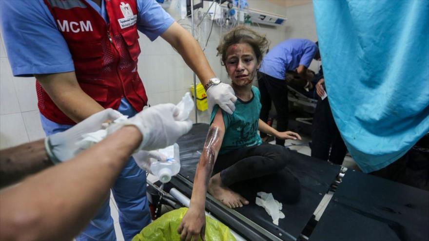 Una niña palestina recibe tratamiento en el Centro Médico Al-Naser después de un ataque israelí en Jan Yunis, Gaza, 7 de noviembre de 2023. (Foto: Getty Images)