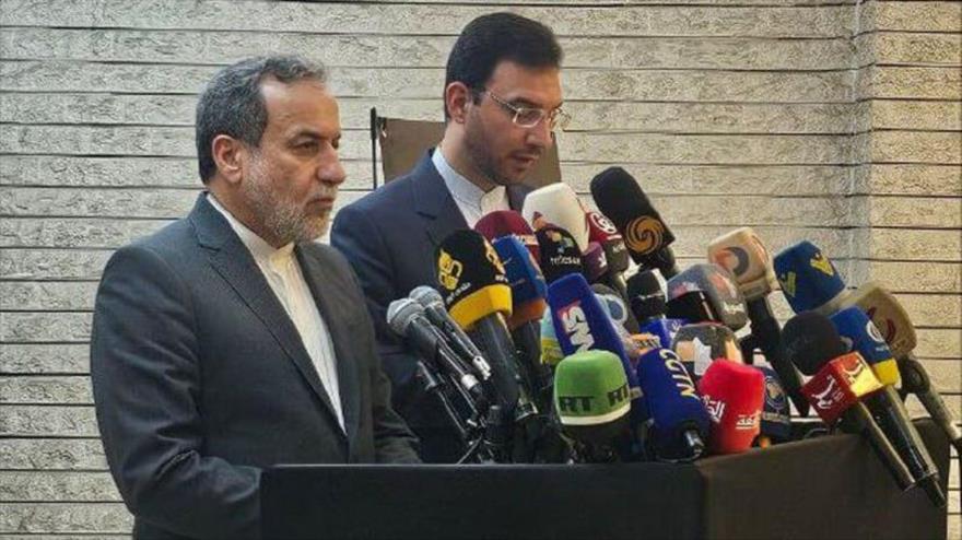 El canciller iraní, Abas Araqchi (izda.), ofrece una rueda de prensa en Damasco, capital siria, 5 de octubre de 2024.