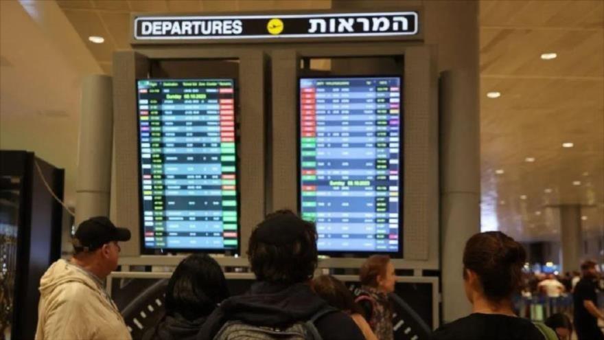 Colonos israelíes esperan la partida de sus vuelos en el aeropuerto Ben Gurión de Israel.