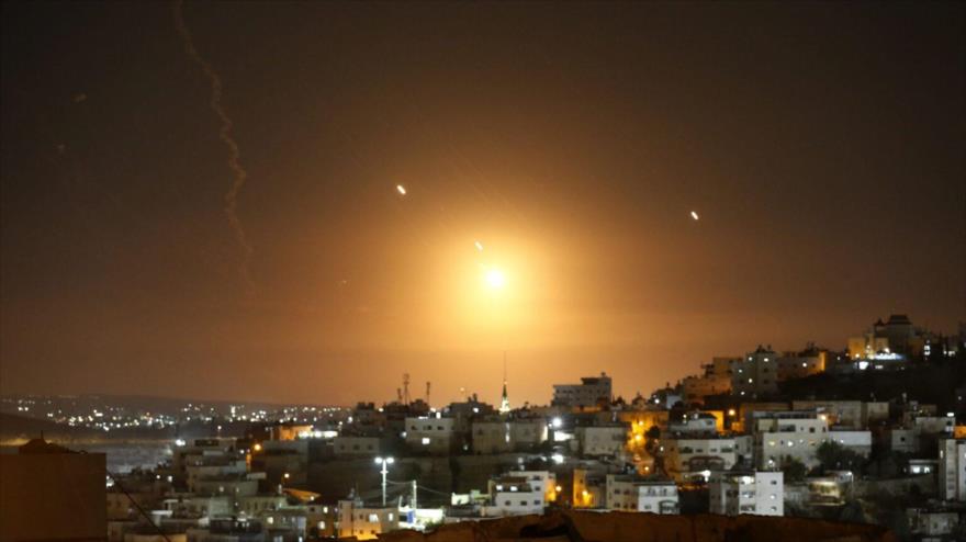 Misiles disparados desde Irán se ven en el cielo de la ciudad de Al-Quds desde Al-Jalil (Hebrón), Cisjordania, 1 de octubre de 2024.