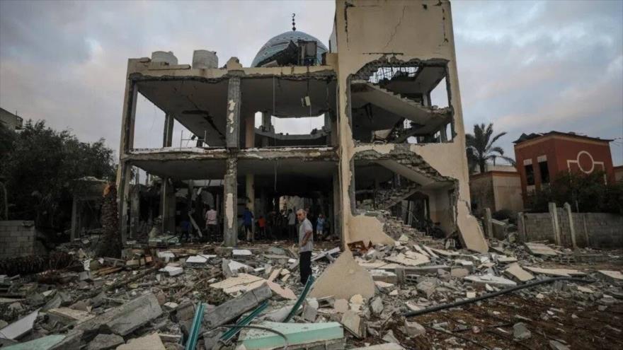 Palestinos inspeccionan los escombros de una mezquita dañada durante un ataque israelí en Deir al-Balah, Gaza, 6 de octubre de 2024.