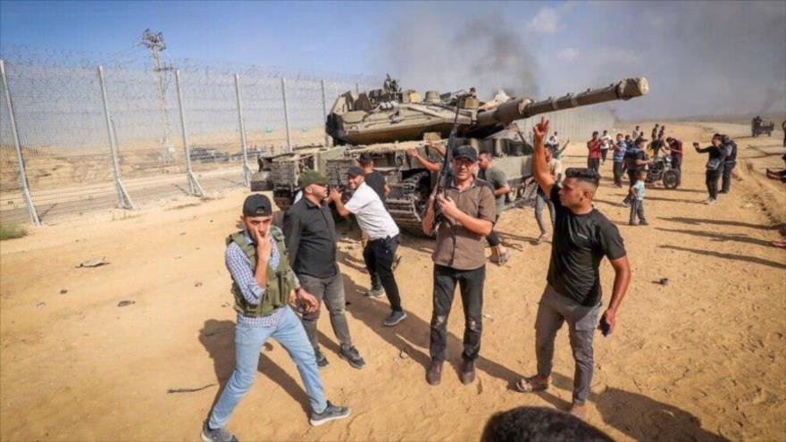 Los palestinos se apoderan de un tanque israelí después de cruzar la valla fronteriza con los territorios ocupados desde Jan Yunis, en la Franja de Gaza, 7 de octubre de 2023.