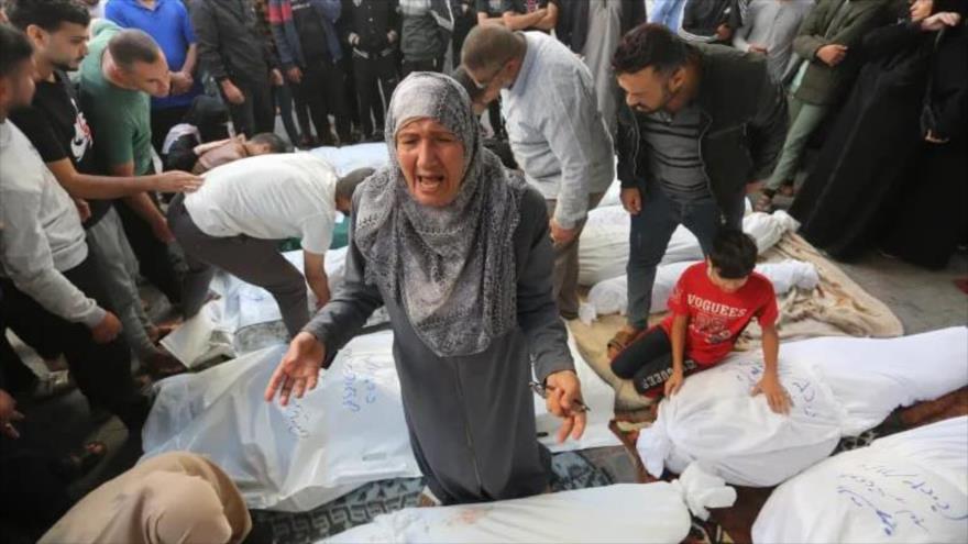 Palestinos lloran a sus familiares muertos en un bombardeo israelí del sur de la Franja de Gaza en Rafah, 7 de noviembre de 2023. (Foto: AP)