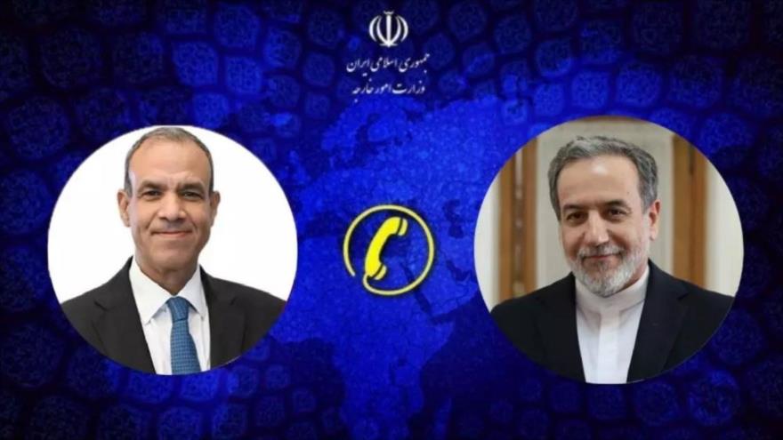 El canciller iraní, Seyed Abás Araqchi (decha.) y su par egipcio, Badr Abdel Ati.