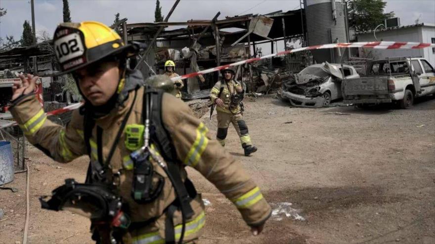 Equipos de emergencia acuden a la zona después de que un cohete impactara cerca de Tel Aviv, 7 de octubre de 2024. (Foto: AP)