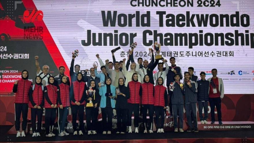 Los atletas iraníes tras ganar el campeonato en el Campeonato Mundial Juvenil de Taekwondo de 2024.