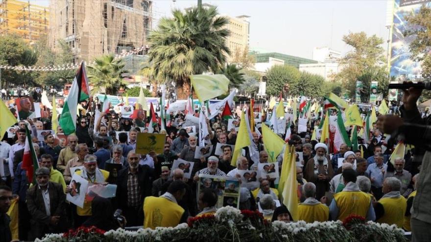 Iraníes levantan banderas de Hezbolá y Palestina en apoyo al Eje de la Resistencia en una gran concentración en Teherán, la capital, 8 de octubre de 2024.