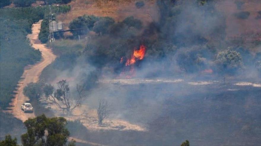 Un incendio arde en el lado israelí de la frontera entre la Palestina ocupada y El Líbano tras los ataques de Hezbolá, junio de 2024. (Foto: Reuters)