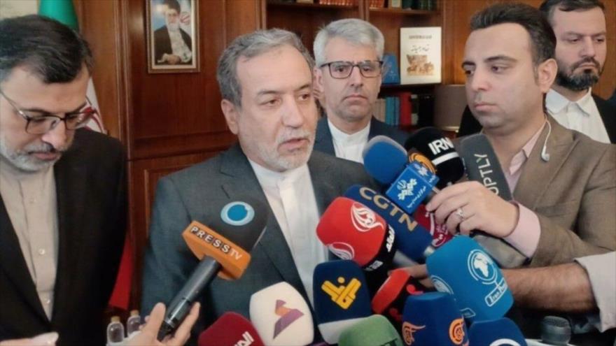 El canciller de Irán, Seyed Abás Araqchi, habla con los periodistas en Teherán, capital persa.