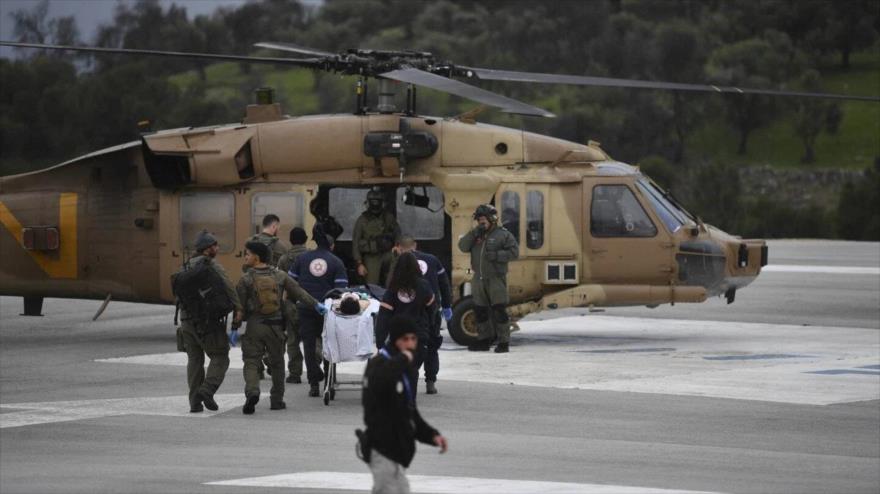 Equipo médico evacua a un herido por el impacto de un cohete disparado desde El Líbano en el hospital israelí de Ziv en Safed, 14 de febrero de 2024. (Foto: AP)