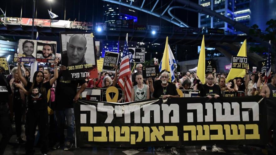 Los israelíes protestan contra el primer ministro israelí, Benjamín Netanyahu, Tel Aviv, 7 de octubre de 2024.