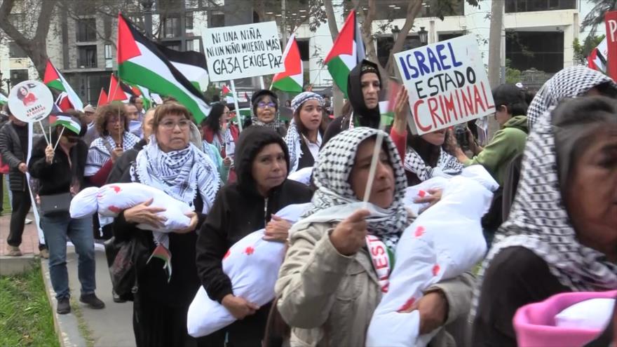 Manifestantes peruanos exigen un alto al genocidio en Palestina