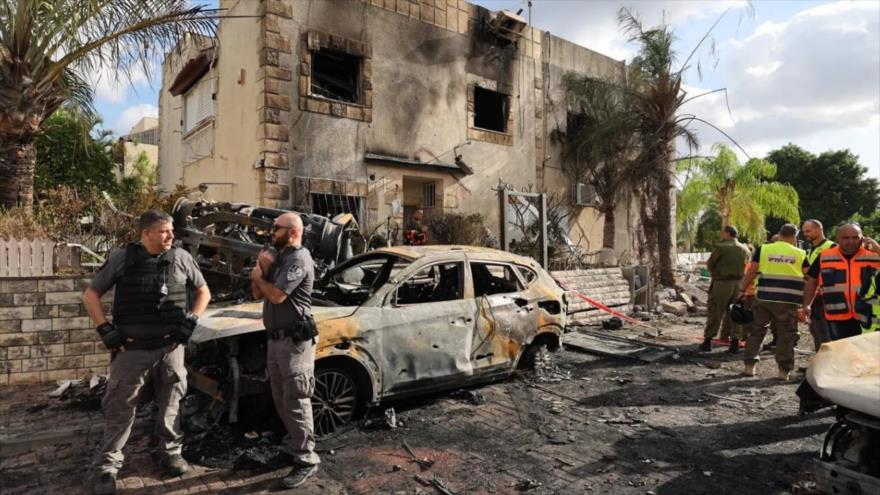 Los socorristas y la policía israelíes se reúnen en Kiryat Bialik, en el distrito de Haifa, tras un ataque de Hezbolá, 22 de septiembre de 2024. (Foto: AFP)