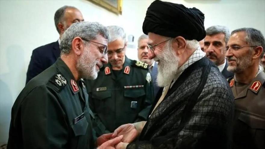 El comandante de la Fuerza Quds del CGRI de Irán, el general de brigada Ismail Qaani, saludando al Líder, el ayatolá Seyed Ali Jamenei (dcha.).