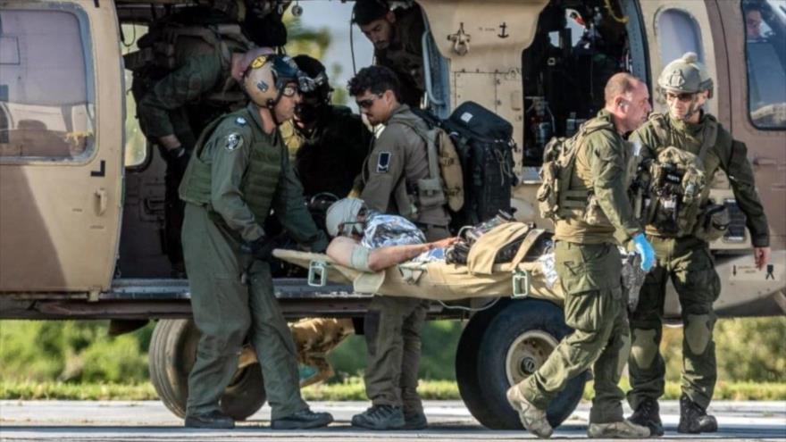 Fuerzas israelíes trasladan a un herido durante los enfrentamientos con Hezbolá.