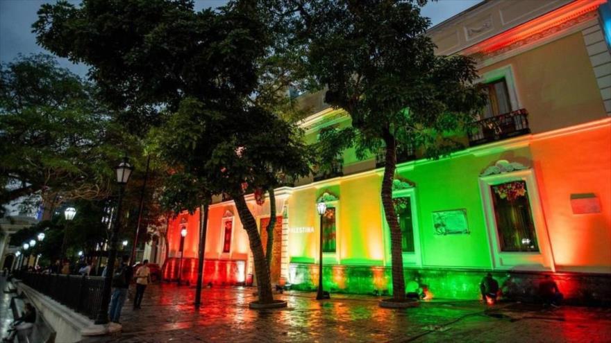 La Casa Amarilla en Caracas iluminada con los colores de la bandera de Palestina.