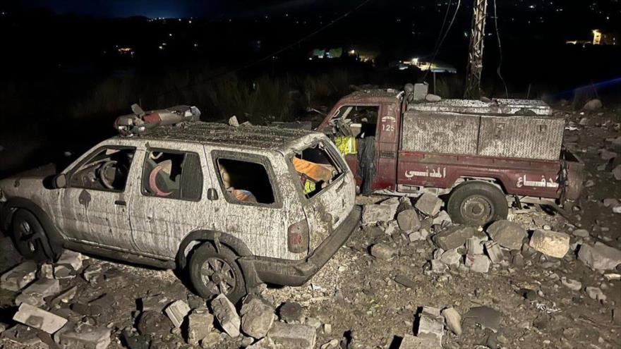 Dos coches dañados tras ataque israelí contra un centro de defensa civil en el sur de El Líbano, 9 de octubre de 2024. 