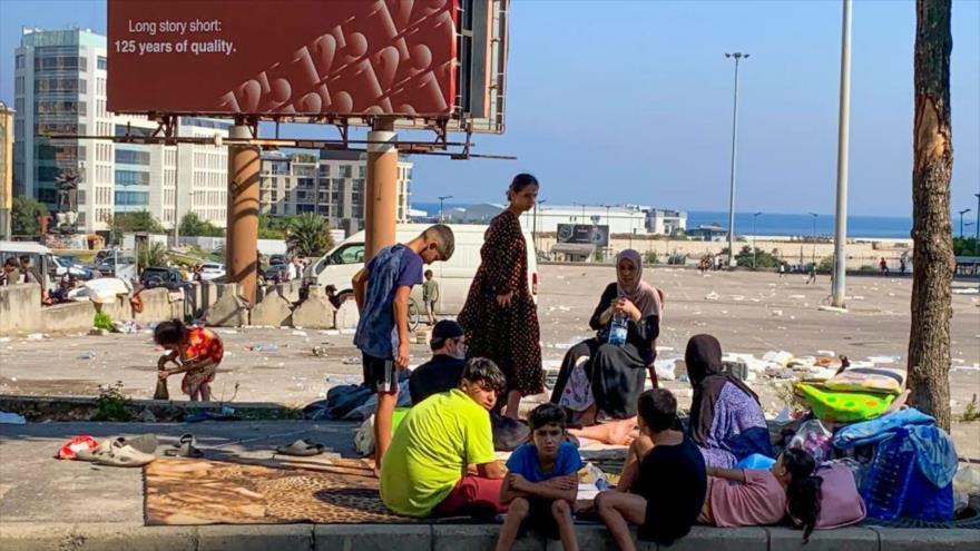 Una familia de desplazados acampa en una plaza de Beirut, capital libanesa, (Foto: EFE)
