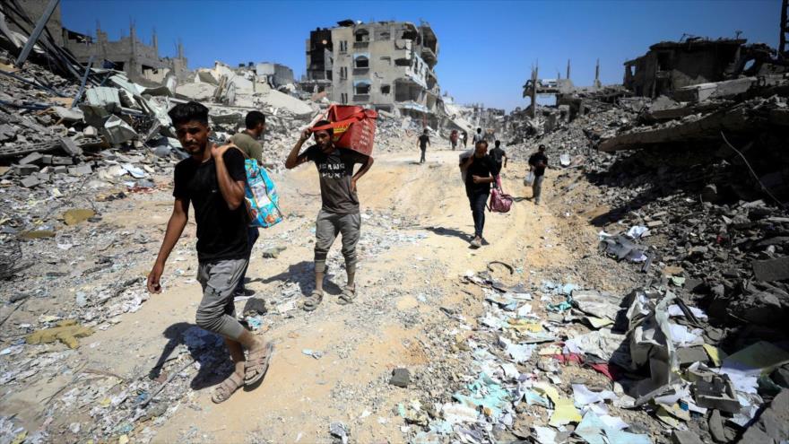 Palestinos junto a los daños tras los bombardeos israelíes contra la parte oriental de la ciudad de Gaza, 10 de julio de 2024. (Foto: Reuters)