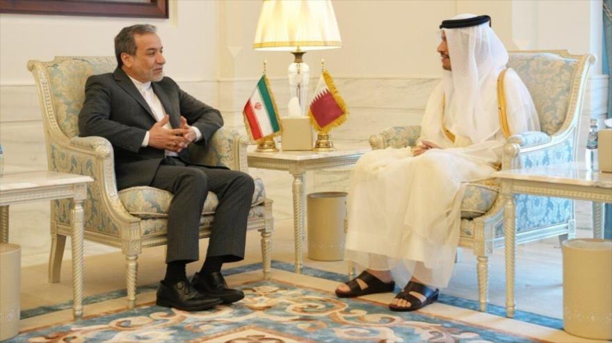 El canciller de Irán, Seyed Abás Araqchi, (izq.) reunido con su par catarí, Muhamed bin Abdulrahman Al Thani, en Doha, 10 de octubre de 2024.