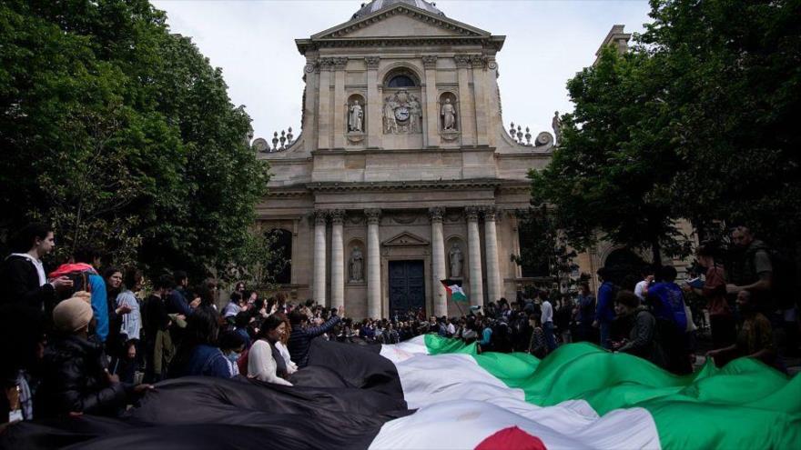 Estudiantes propalestinos se manifiestan frente a la Universidad de la Sorbona por Palestina ocupada, París.