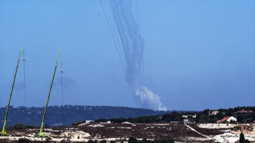 Cohetes disparados desde el Líbano hacia Israel, en la zona fronteriza. (Foto: REUTERS)